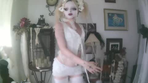Snapshot of bl0odsyring3 chatting on 10.17.25 vampire fang  online show from 10.17.25