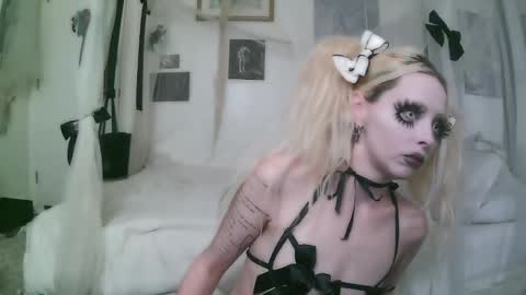 vampire fang  online show from 01.09.26