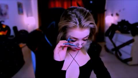 Nicole online show from 10.10.25