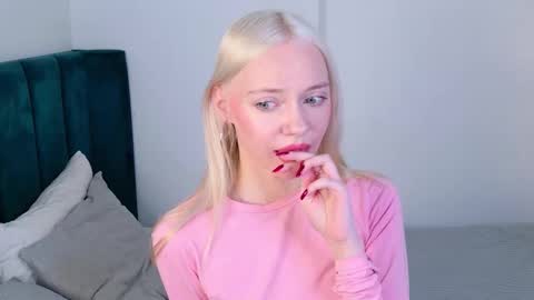 Snapshot of blondagent chatting on 09.18.25 you can call me Melissa online show from 09.18.25