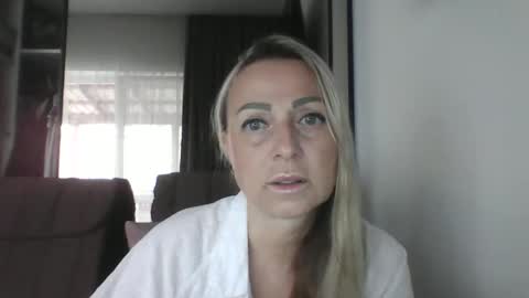 Snapshot of blondkitti chatting on 09.20.25 Iren online show from 09.20.25