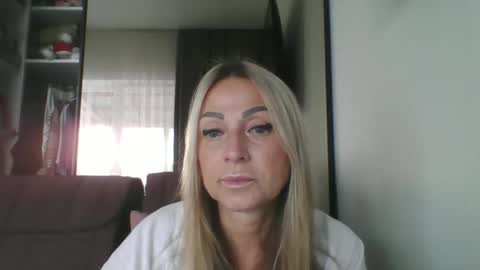 Snapshot of blondkitti chatting on 09.26.25 Iren online show from 09.26.25