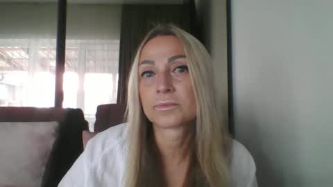Snapshot of blondkitti chatting on 09.27.25 Iren online show from 09.27.25