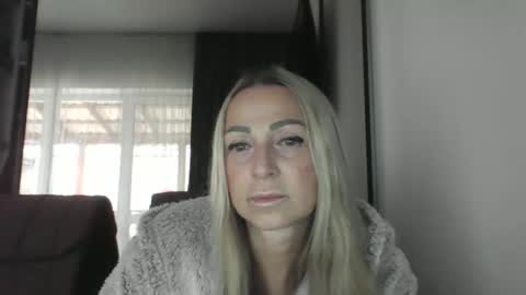 Snapshot of blondkitti chatting on 09.29.25 Iren online show from 09.29.25
