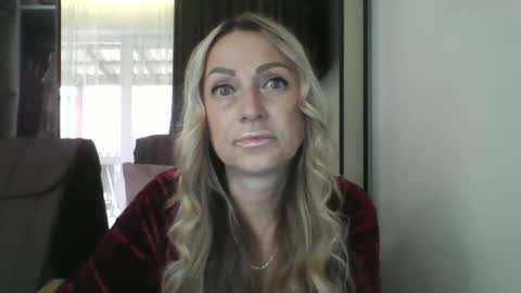 Snapshot of blondkitti chatting on 10.07.25 Iren online show from 10.07.25