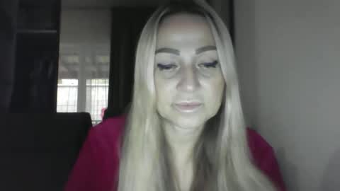 Snapshot of blondkitti chatting on 10.11.25 Iren online show from 10.11.25