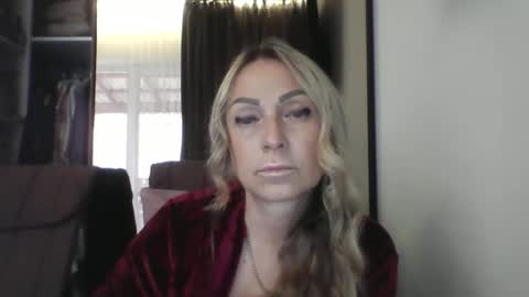 Snapshot of blondkitti chatting on 10.14.25 Iren online show from 10.14.25