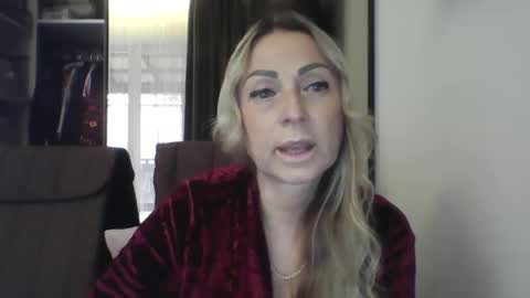 Snapshot of blondkitti chatting on 10.25.25 Iren online show from 10.25.25