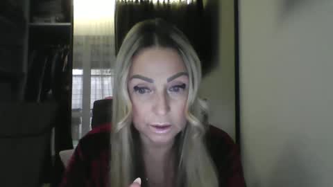 Snapshot of blondkitti chatting on 10.29.25 Iren online show from 10.29.25