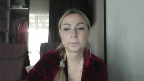 Snapshot of blondkitti chatting on 10.30.25 Iren online show from 10.30.25