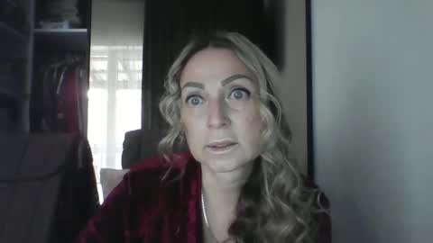 Snapshot of blondkitti chatting on 10.31.25 Iren online show from 10.31.25