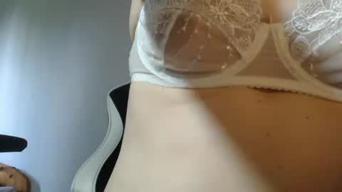 Snapshot of blondyelena chatting on 06.18.26 blondyelena online show from 06.18.26