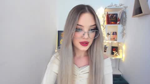 Snapshot of bloomingheart chatting on 12.25.24 Sophia online show from 12.25.24