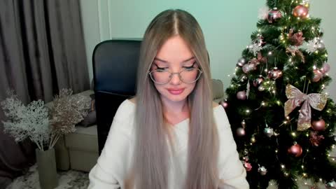 Snapshot of bloomingheart chatting on 12.29.24 Sophia online show from 12.29.24