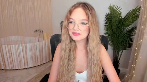 Snapshot of bloomingheart chatting on 01.15.25 Sophia online show from 01.15.25