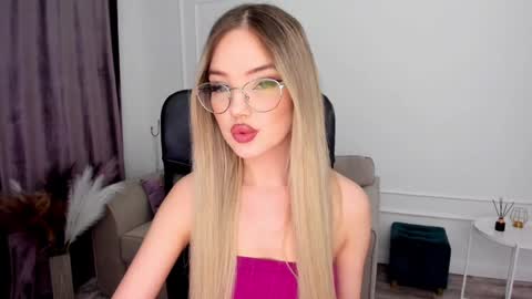 Snapshot of bloomingheart chatting on 01.17.25 Sophia online show from 01.17.25