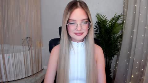 Snapshot of bloomingheart chatting on 01.22.25 Sophia online show from 01.22.25