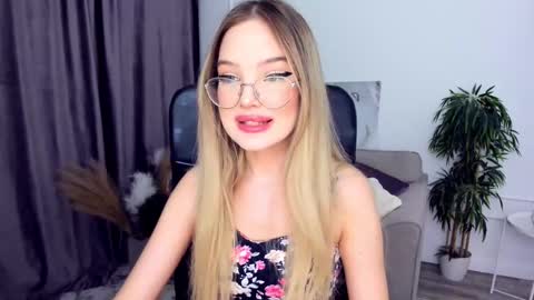 Snapshot of bloomingheart chatting on 02.13.25 Sophia online show from 02.13.25