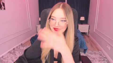 Snapshot of bloomingheart chatting on 02.15.25 Sophia online show from 02.15.25