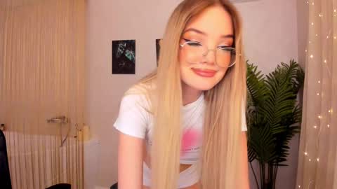 Snapshot of bloomingheart chatting on 02.18.25 Sophia online show from 02.18.25