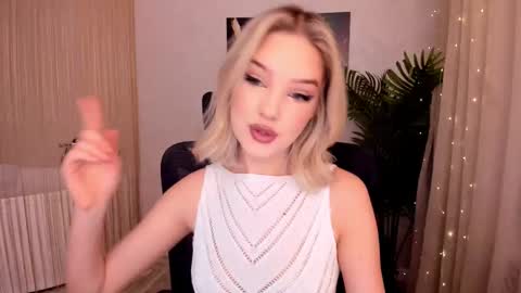 Snapshot of bloomingheart chatting on 02.26.25 Sophia online show from 02.26.25