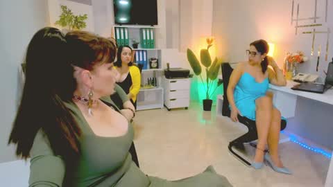 Snapshot of bluediamondsdreams chatting on 10.28.25 bluediamondsdreams online show from 10.28.25