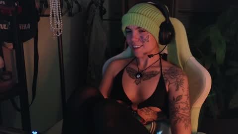 Snapshot of bluedweeb chatting on 01.12.25 Blue online show from 01.12.25