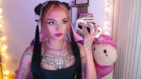Snapshot of bluee_v chatting on 09.14.25 Im Abril .. Nice to meet you thumb up me please its important INDEPENDENT MODEL online show from 09.14.25