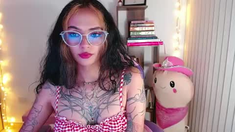 Snapshot of bluee_v chatting on 09.15.25 Im Abril .. Nice to meet you thumb up me please its important INDEPENDENT MODEL online show from 09.15.25