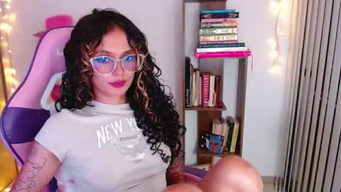 Snapshot of bluee_v chatting on 04.28.26 Im Abril .. Nice to meet you thumb up me please its important INDEPENDENT MODEL online show from 04.28.26