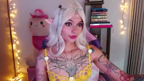 Snapshot of bluee_v chatting on 05.07.26 Im Abril .. Nice to meet you thumb up me please its important INDEPENDENT MODEL online show from 05.07.26