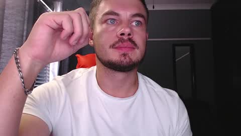 Snapshot of blueeyeboy0 chatting on 12.19.24 blueeyeboy0 online show from 12.19.24