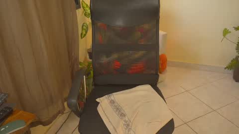 Snapshot of bluemysticlady chatting on 09.12.25 FLORAA online show from 09.12.25