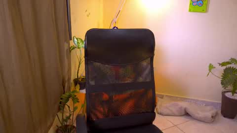 Snapshot of bluemysticlady chatting on 10.27.25 FLORAA online show from 10.27.25