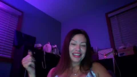 Snapshot of bodicas chatting on 11.20.25 milf online show from 11.20.25