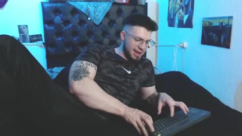 brad hot boy online show from 11.25.25