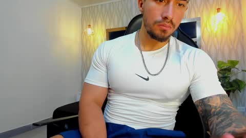 Snapshot of brad_summer chatting on 10.07.25 brad summer online show from 10.07.25