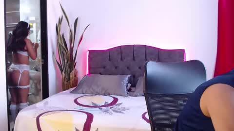 Snapshot of bradandjenn chatting on 09.19.25 Your favorite couple and the best butt on Chatur online show from 09.19.25