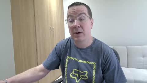 Snapshot of brettdj chatting on 09.27.25 Brett online show from 09.27.25