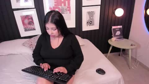 briana_whitee online show from 11.18.25