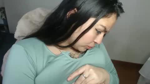 scarleth    follow mee 3 kis online show from 10.24.25