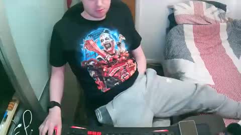 Snapshot of britishtom93 chatting on 09.26.25 British Tom online show from 09.26.25