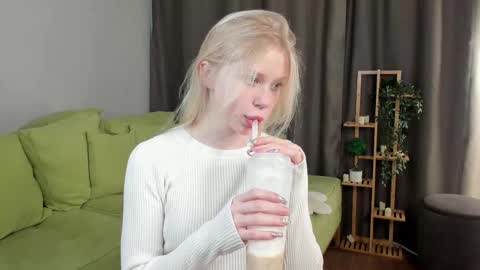 Snapshot of britneybrashaw chatting on 10.13.25 Eva online show from 10.13.25