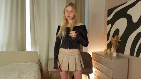 Snapshot of britneybrashaw chatting on 10.18.25 Eva online show from 10.18.25