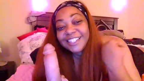 Snapshot of brownroundrenee chatting on 02.04.25 brownroundrenee online show from 02.04.25