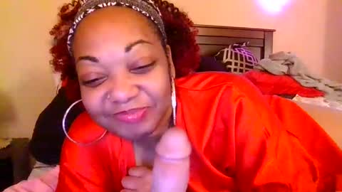 Snapshot of brownroundrenee chatting on 02.14.25 brownroundrenee online show from 02.14.25