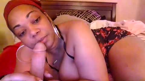 Snapshot of brownroundrenee chatting on 02.23.25 brownroundrenee online show from 02.23.25