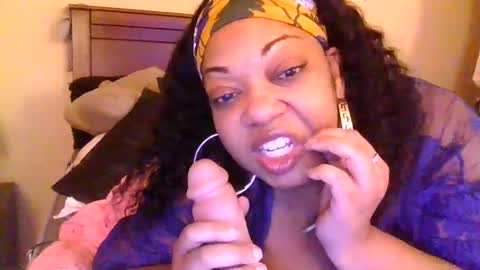 Snapshot of brownroundrenee chatting on 03.11.25 brownroundrenee online show from 03.11.25