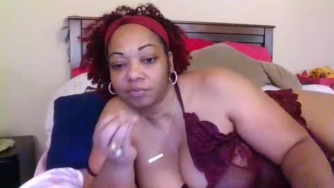 Snapshot of brownroundrenee chatting on 09.08.25 brownroundrenee online show from 09.08.25