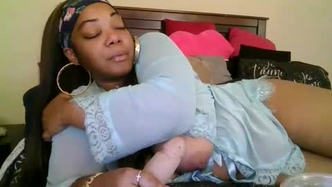 Snapshot of brownroundrenee chatting on 09.14.25 brownroundrenee online show from 09.14.25